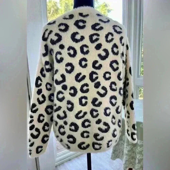 Hudson, Gray V-neck, long sleeve sweater and leopard and cream. Size S/M cozy - Picture 2 of 8